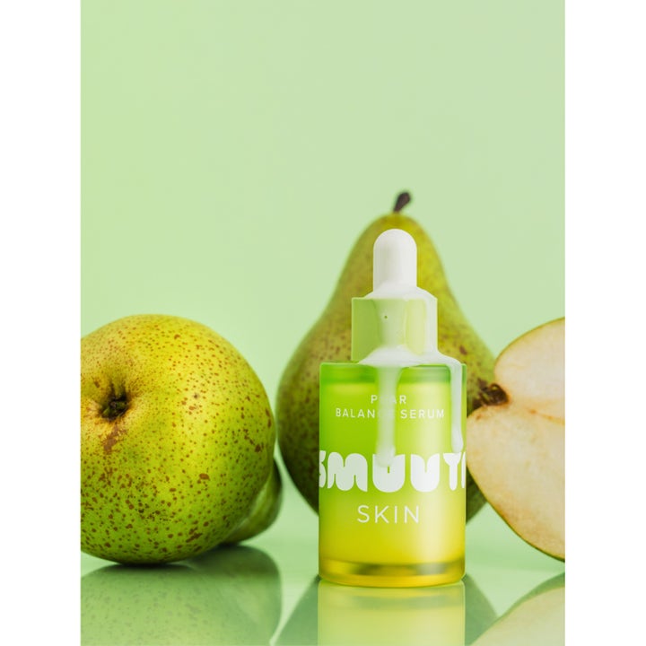 Smuuti Skin Pear Balance Serum 30 ml tasapainottaa ihoa vihreässä lasipullossa tuoreiden päärynöiden ympäröimänä.