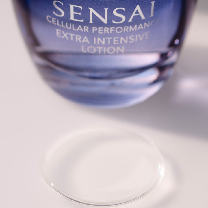 Sensai Cellular Performance Extra Intensive Lotion 125 ml kirkastaa ihon ja siinä on kevyt nestemäinen koostumus.