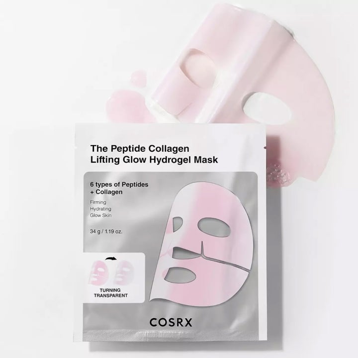 COSRX Peptide Glow Hydrogel Mask 3 kpl kiinteyttävä kasvonaamio ja vaaleanpunainen geelinaamio valkoisessa pussissa.