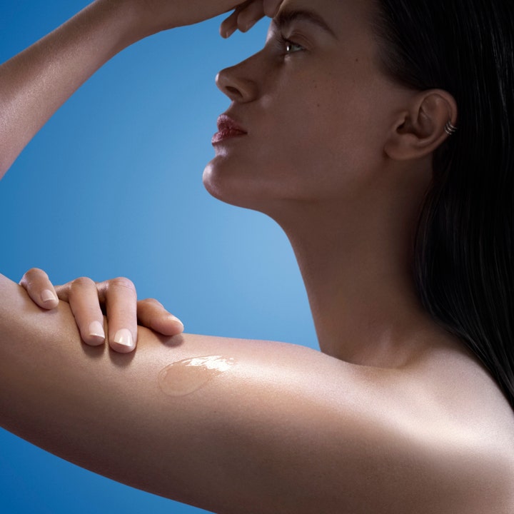 Biotherm Biocorps Body Serum 200 ml silottava vartaloseerumi ja kirkas seerumikoostumus naisen käsivarrella.