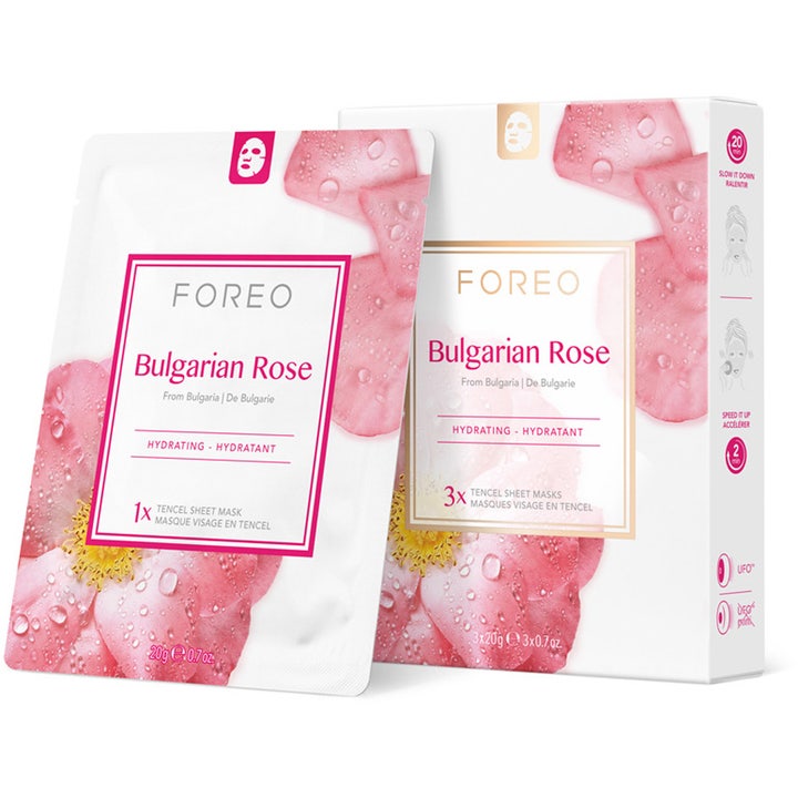 Foreo Bulgarian Rose 3 kpl kosteuttava kangasnaamio valkoisessa pakkauksessa, jossa on ruusunlehtiä ja vesipisaroita