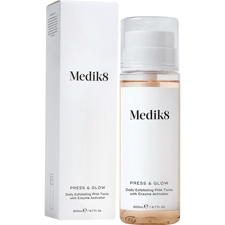 Medik8 Press & Glow 200 ml kuoriva PHA-kasvovesi kirkastaa ihoa läpinäkyvässä pullossa ja valkoisessa rasiassa.