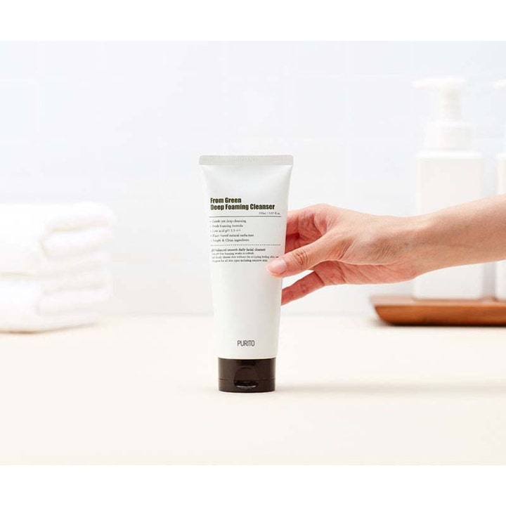 Purito From Green Deep Foaming Cleanser 150 ml syväpuhdistava puhdistusvaahto valkoisessa tuubissa kädessä pidettynä