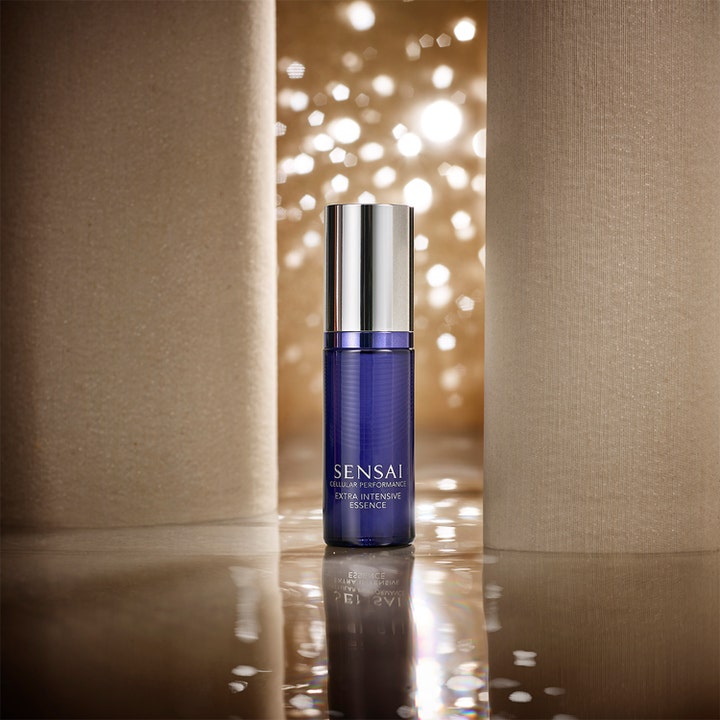 Sensai Cellular Performance Extra Intensive Essence 40 ml elvyttävä hoitoneste sinisessä pullossa hopeakorkilla.
