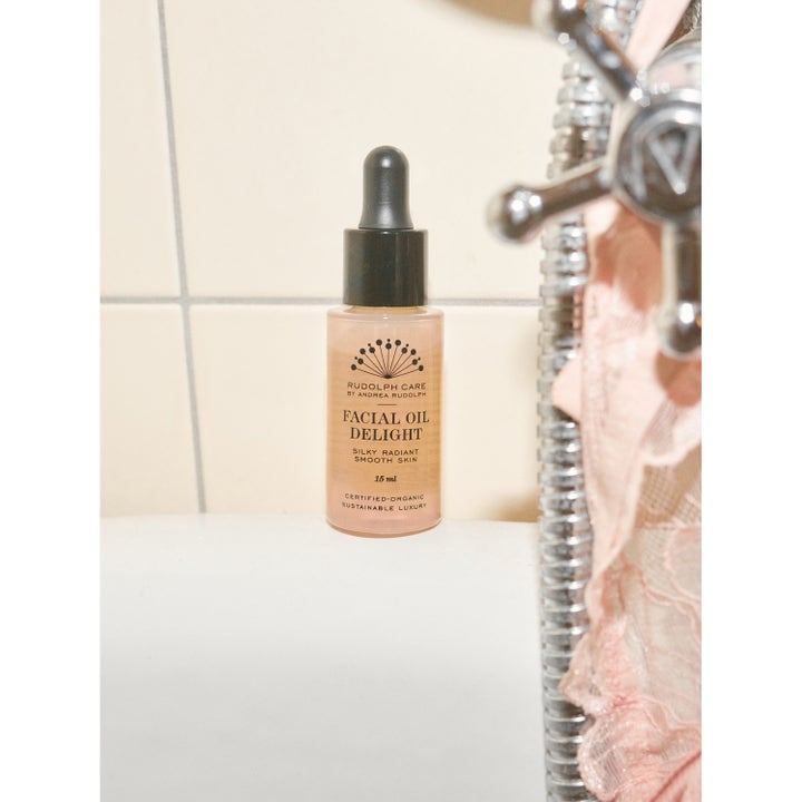 Rudolph Care Facial Oil Delight 15 ml kosteuttava kasvoöljy pipettipullossa kylpyhuoneen reunalla.
