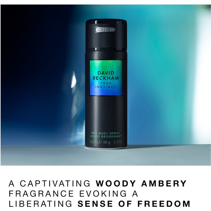 David Beckham True Instinct 150 ml deodoranttisuihke on puinen miesten tuoksu mustassa pullossa turkoosilla etiketillä.