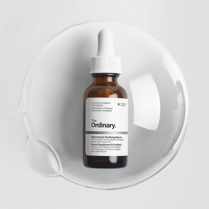 The Ordinary Balancing & Clarifying Serum 30 ml kirkastava seerumi ruskeassa lasipullossa kirkkaan tipan päällä.