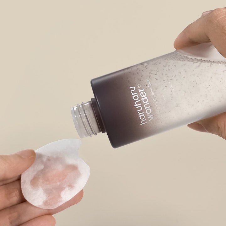 haruharu wonder Black Rice Hyaluronic Toner 300 ml kosteuttava kasvovesi kaadetaan vanulapulle liukuvärjätystä pullosta