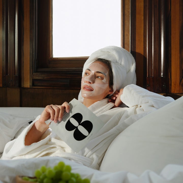 Verso N°8 Hydro Soothing Mask 1 kpl rauhoittava kasvonaamio nainen rentoutuu kylpytakissa kangasnaamio kasvoillaan