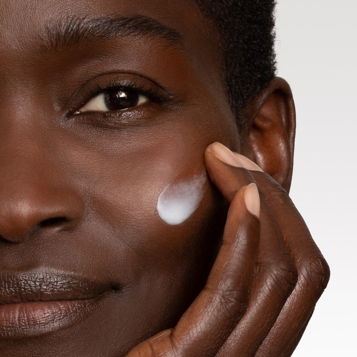 Lancôme Rénergie Multi-Lift Crème 50 ml päivävoide levittyy pehmeästi iholle ja antaa kohottavan vaikutuksen.