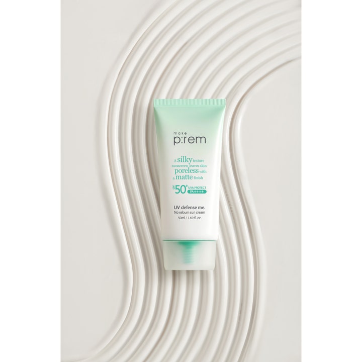 Make Prem No Sebum Sun Cream 50 ml SPF 50+ on mattapintainen aurinkovoide valkoisessa ja mintunvihreässä tuubissa.