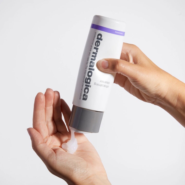 Dermalogica UltraCalming Cleanser 500 ml rauhoittava puhdistusgeeli annosteltuna kämmenelle valkoisesta tuubista.