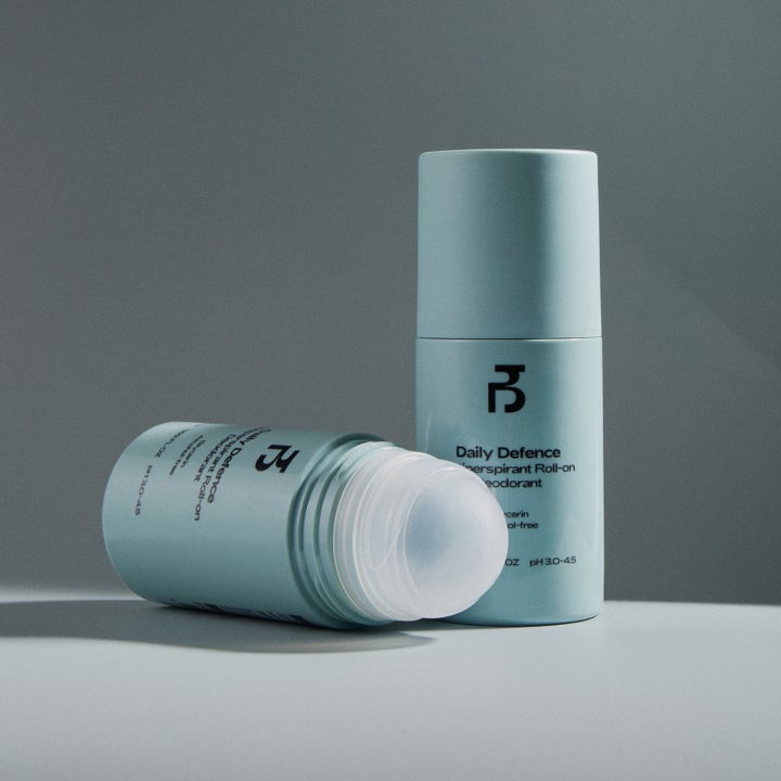 Bodyologist Daily Defence Antiperspirant 50 ml alkoholiton roll-on vaaleansinisessä mattapullossa, jossa levityspallo näkyy.