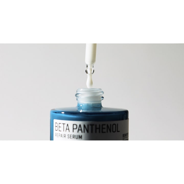 Some By Mi Beta Panthenol Repair Serum 30 ml korjaava seerumi pipetti tiputtaa vaaleaa koostumusta siniseen pulloon