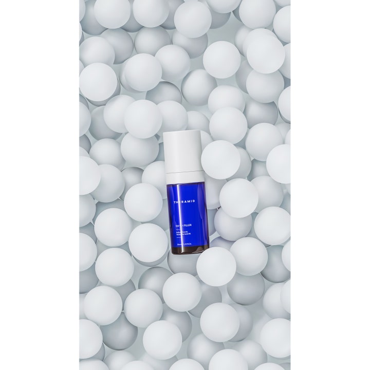 Niche Beauty Lab Theramid Hapca Filler 30 ml silottava seerumi sinisessä lasipullossa valkoisten pallojen keskellä