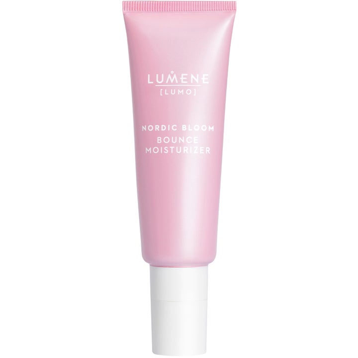 Lumene Nordic Bloom Bounce Moisturizer kiinteyttävä kasvovoide vaaleanpunaisessa tuubissa valkoisella korkilla.