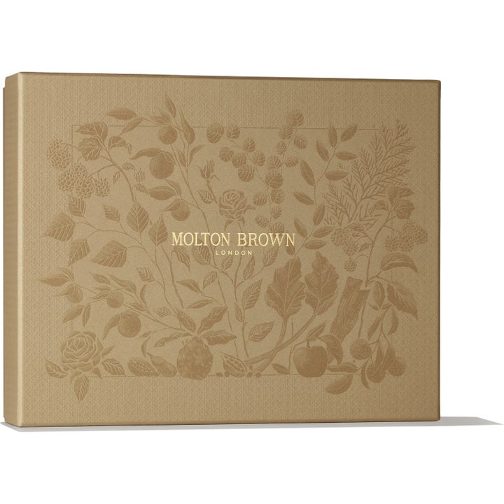 Molton Brown Floral & Green Body Care Collection 900 ml lahjasetti kultaisessa kukkakuviollisessa pakkauksessa.