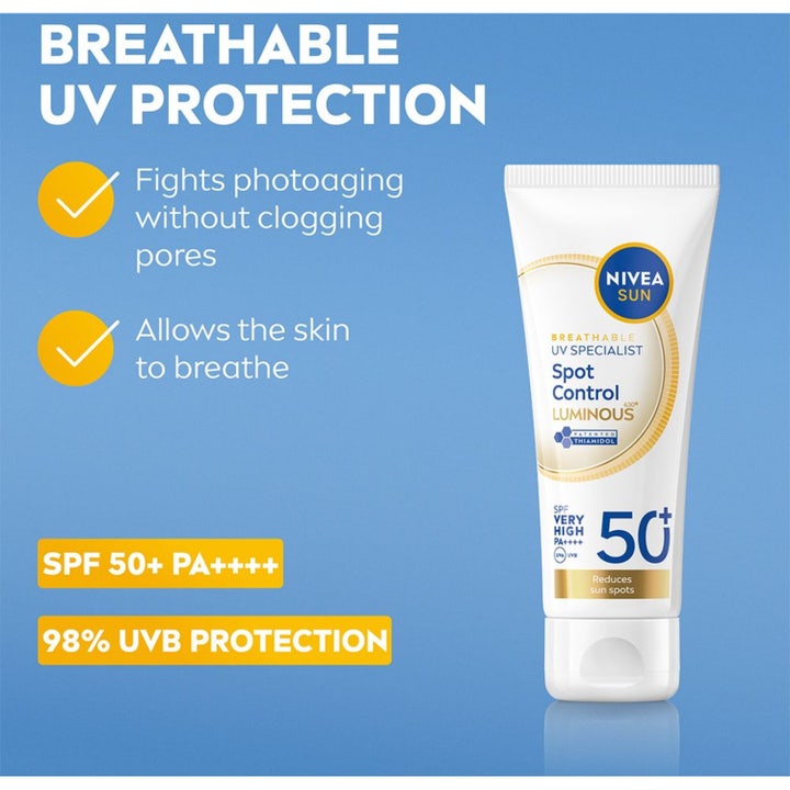 Nivea UV Face Luminous630 SPF 50+ 40 ml aurinkovoide kasvoille luo tasaisen ihon ja hehkua hymyilevälle naiselle.