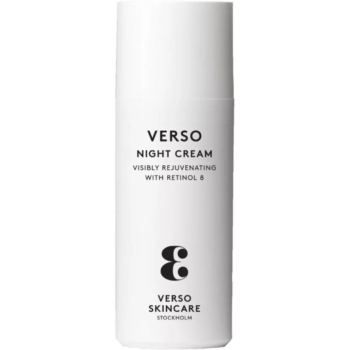Verso Night Cream nuorentava yövoide valkoinen minimalistinen pumppupullo mustalla tekstillä ja logolla