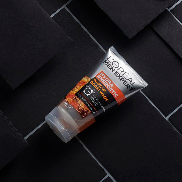 L'Oréal Paris Hydra Energetic Wash 100 ml virkistävä puhdistusgeeli hopeisessa tuubissa mustalla taustalla.
