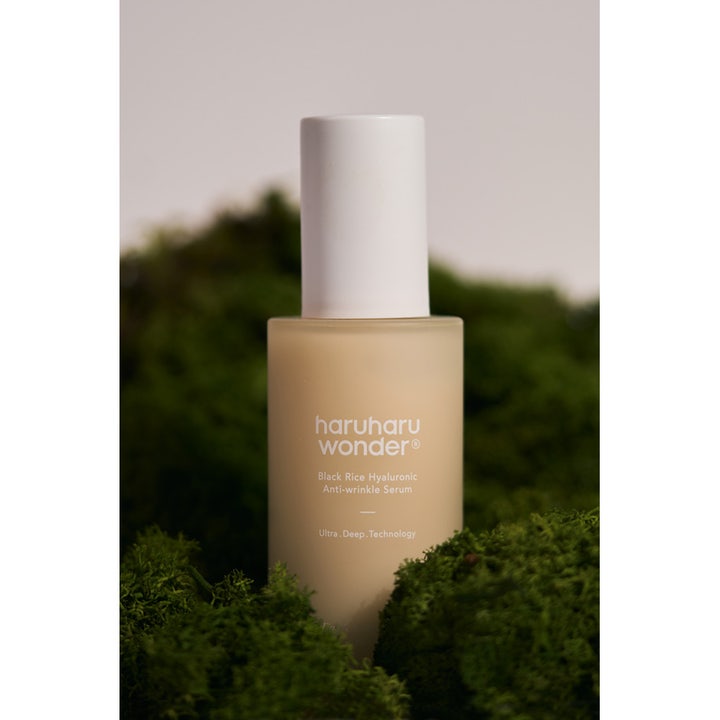 haruharu wonder Black Rice Hyaluronic Anti-wrinkle Serum 50 ml silottaa ihoa huurretussa lasipullossa sammalpedillä.