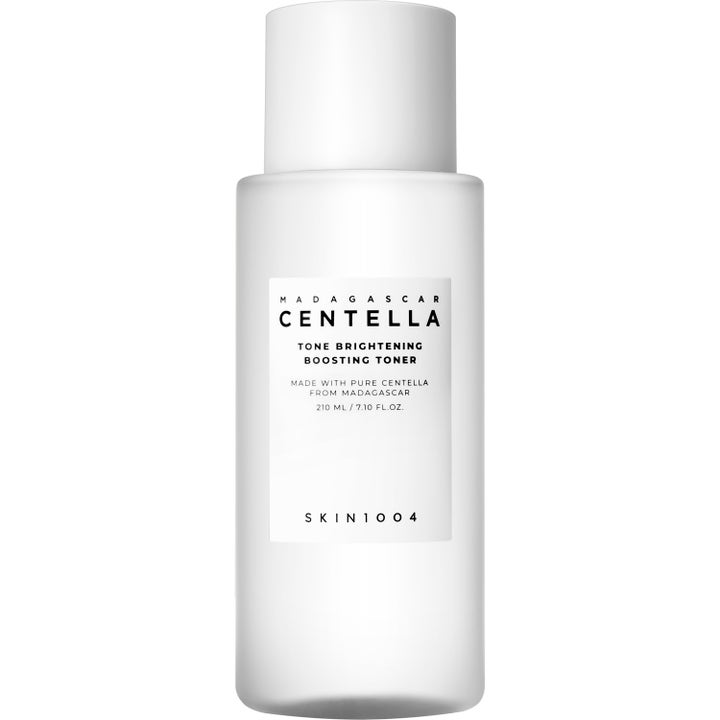 SKIN1004 Madagascar Centella Tone Brightening Boosting Toner 210 ml kirkastava kasvovesi valkoisessa huurteisessa pullossa