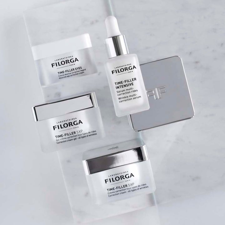 Filorga Time-Filler Set silottava anti-aging ihonhoitosetti sisältää seerumin ja voiteita hopeakantisissa purkeissa.