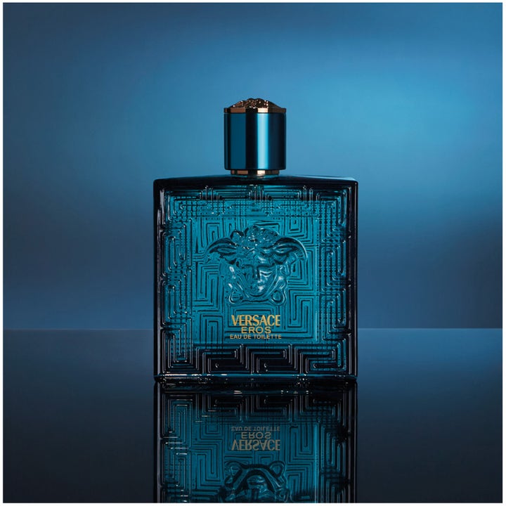 Versace Eros After Shave Lotion 100 ml rauhoittava partavesi turkoosissa lasipullossa heijastavalla pinnalla.