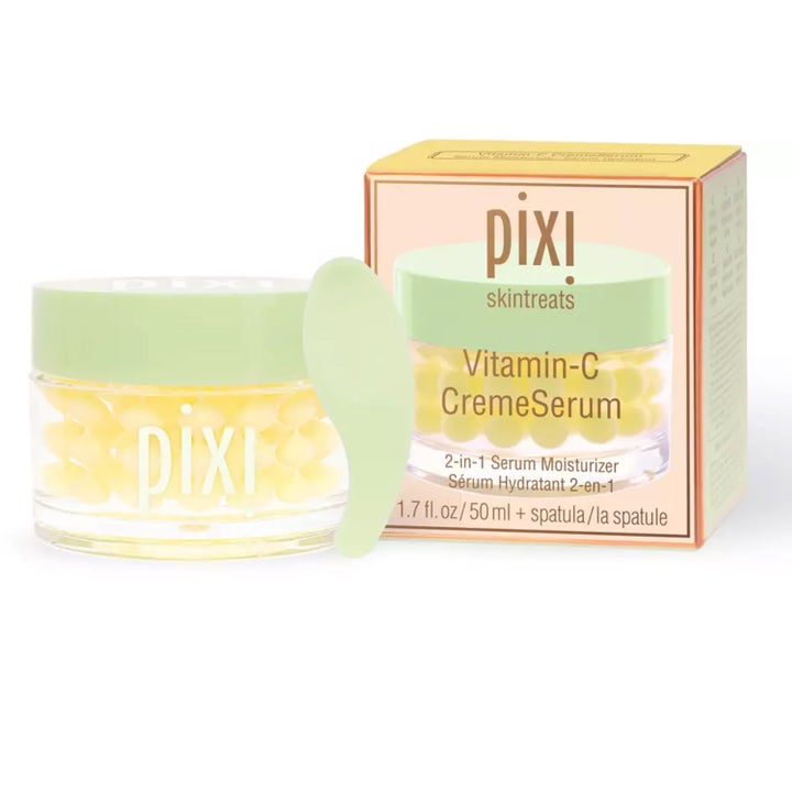 Pixi Vitamin-C CremeSerum 50 ml heleyttävä kasvovoide, jossa keltaisia kapseleita, vihreä kansi ja lasta.
