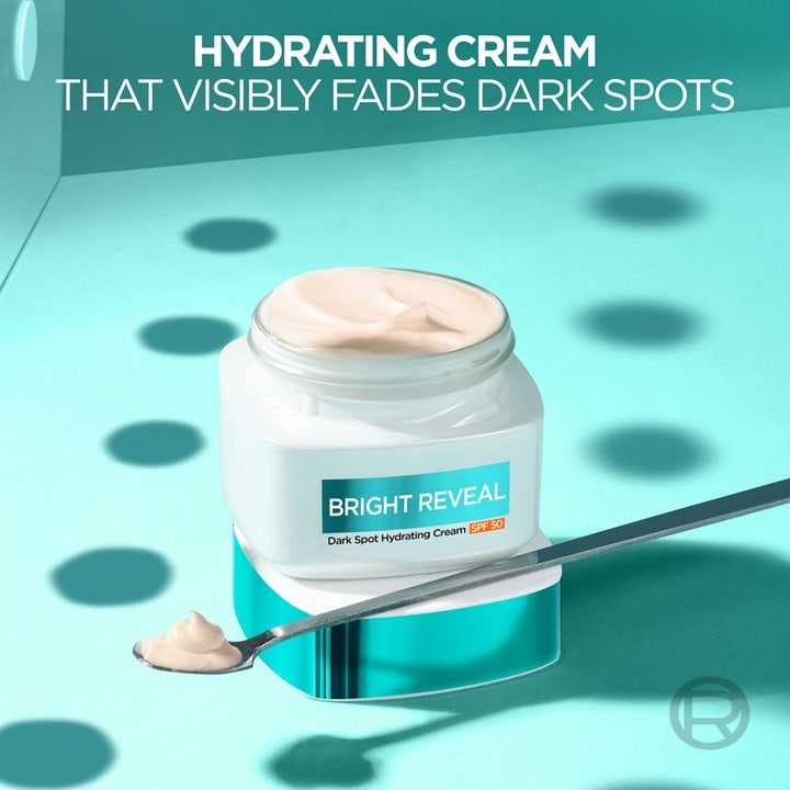 L'Oréal Paris Bright Reveal 50 ml tummia läiskiä häivyttävä päivävoide SPF 50 ja täyteläinen vaaleanpunainen koostumus.