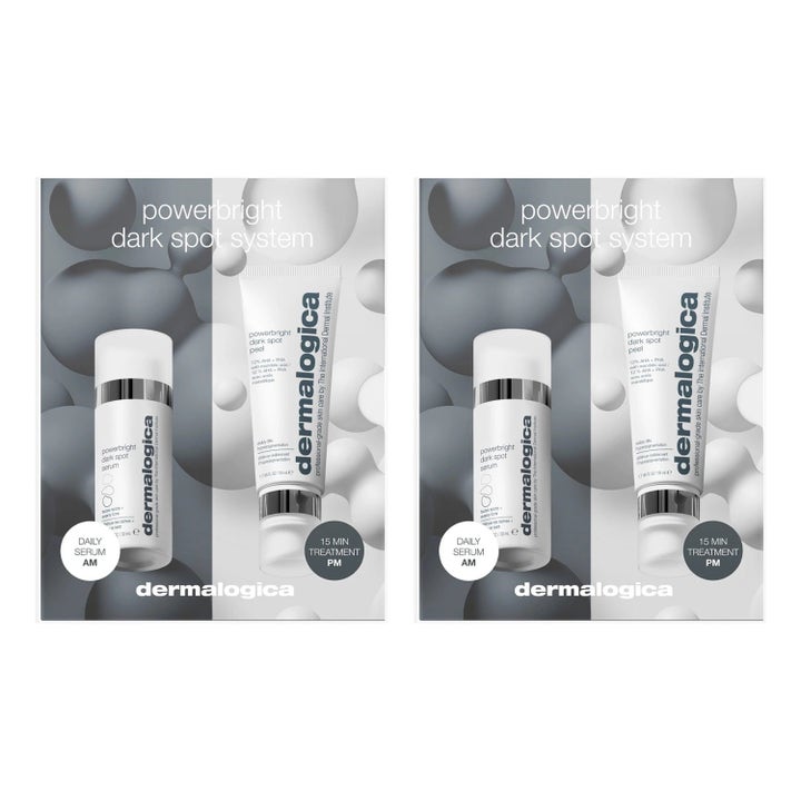 Dermalogica Powerbright Dark Spot System kirkastava setti sisältää valkoisen seerumipullon ja tuubin harmaalla taustalla.
