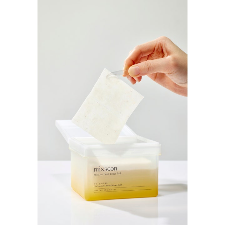 Mixsoon Bean Toner Pad 70 kpl kosteuttava kasvovesi-lappu käsi nostaa neliönmuotoisen lapun pinseteillä rasiasta