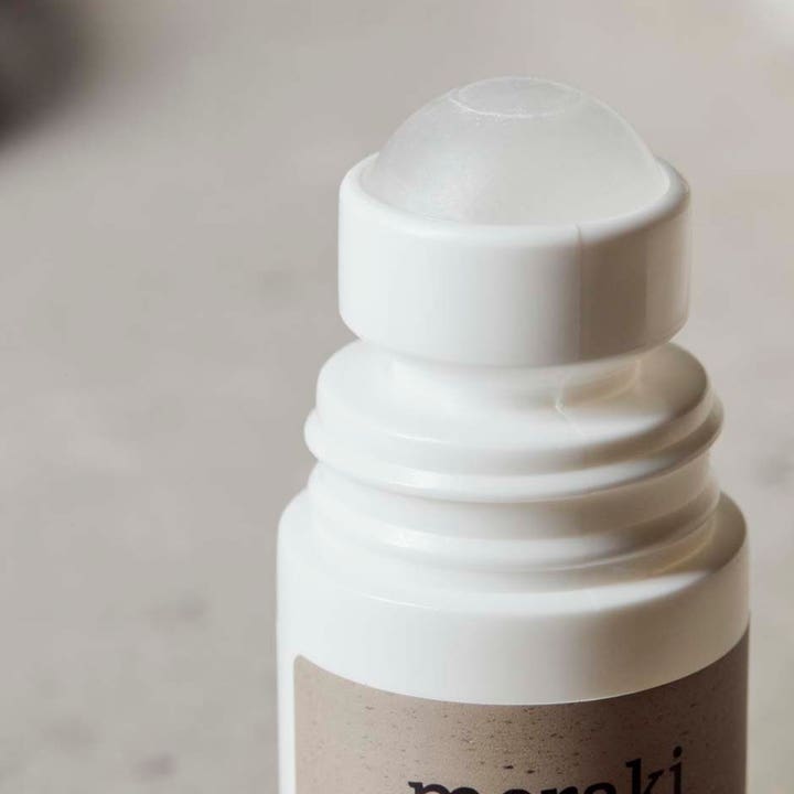Meraki Deodorant Silky Mist 50 ml suojaava roll-on deodorantti, jossa on valkoinen pakkaus ja läpikuultava pallo.