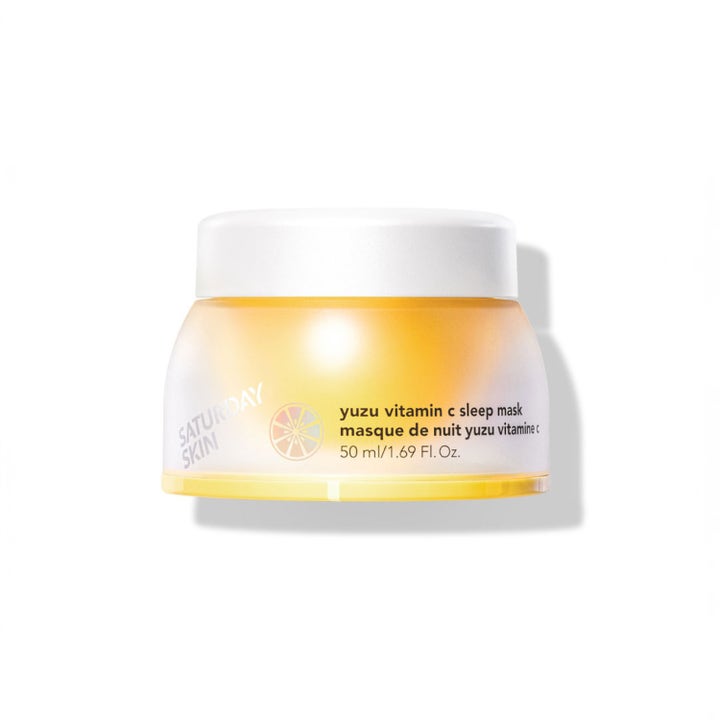 Saturday Skin Yuzu Vitamin C Sleep Mask 50 ml kirkastava yönaamio keltaisessa huurretussa purkissa valkoisella kannella.