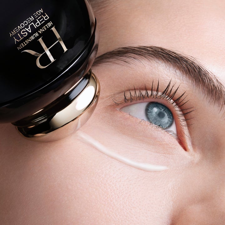 Helena Rubinstein Replasty Eye Serum 15 ml elvyttävä silmänympärysseerumi levittyy vaaleana voiteena silmän alle.