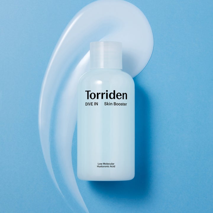 Torriden DIVE-IN Skin Booster 200 ml kosteuttava kasvovesi vaaleansinisessä pullossa valkoisella koostumussivelyllä.