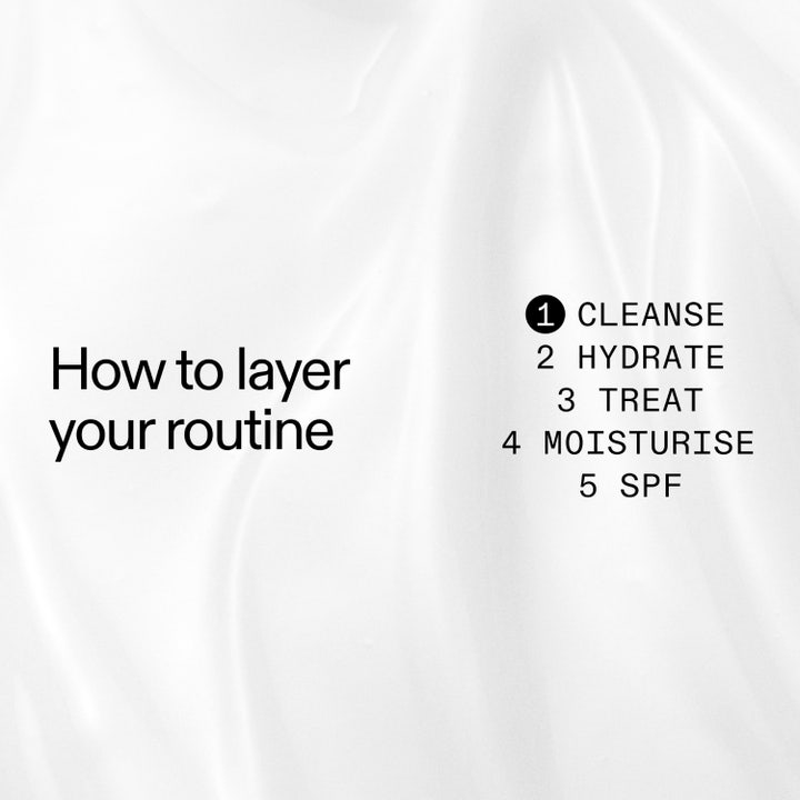 The INKEY List Hydrating Cream to Milk Cleanser 180 ml kosteuttava puhdistusaine kermamaisessa roiskeessa.