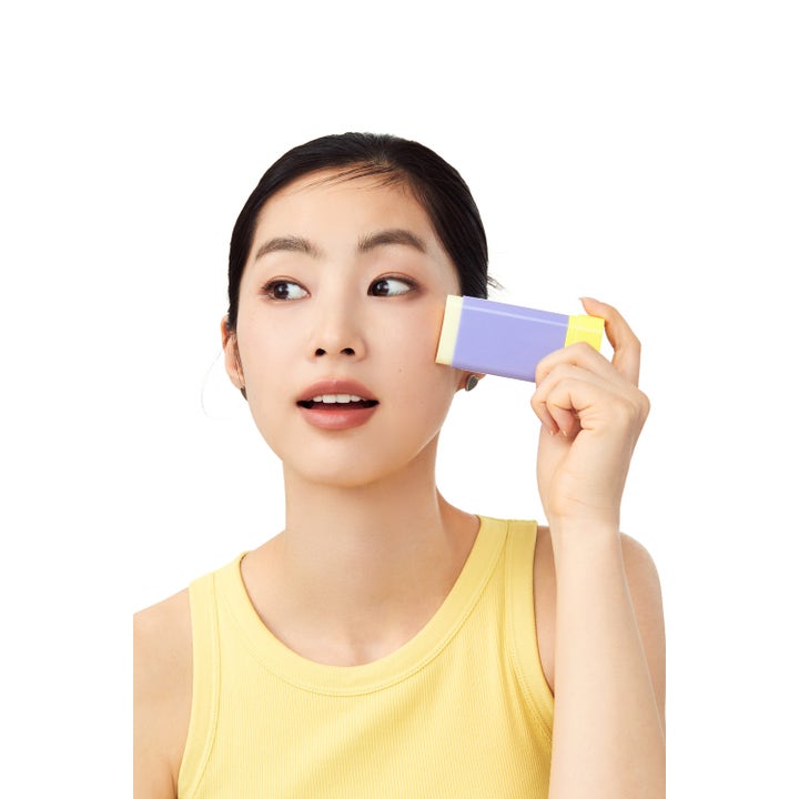 By Wishtrend Pore Smoothing Bakuchiol Sun Stick 18 g ihoa tasoittava aurinkosuojapuikko naisen kasvoilla
