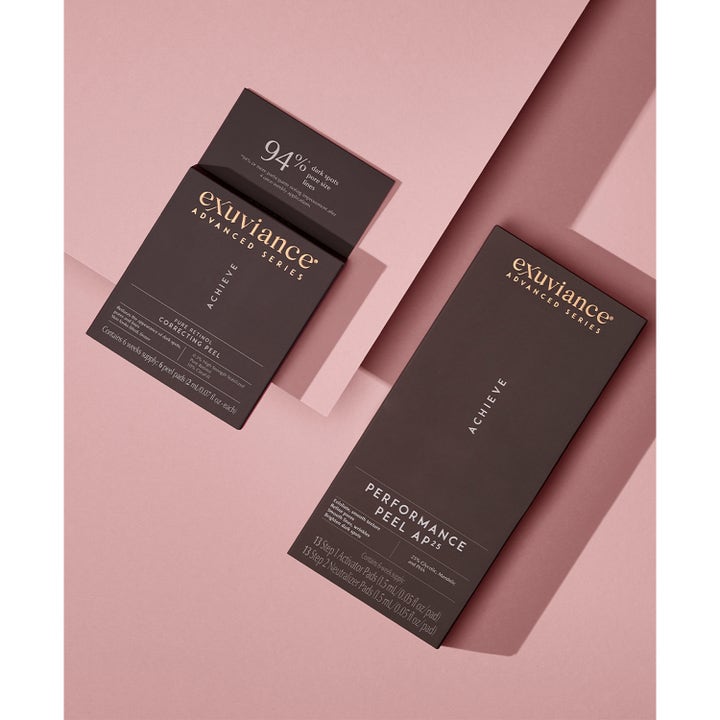 Exuviance Pure Retinol Correcting Peel 6 kpl kuorinta ja Performance Peel AP25 tummanruskeissa pakkauksissa.