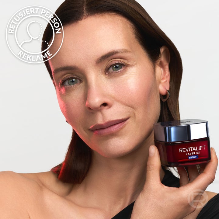 L'Oréal Paris Revitalift Laser 50 ml anti-age yövoide nainen pitelee punaista lasipurkkia hopeisella korkilla.