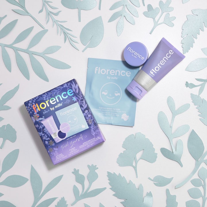 Florence by Mills Masking Party Gift Set heleyttävä ihonhoitosetti sisältää purppuran tuubin purkin ja silmälaput.