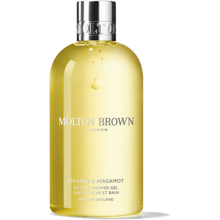Molton Brown Orange & Bergamot 300 ml virkistävä suihkugeeli kirkkaassa pullossa keltaisella nesteellä ja hopeakorkilla.