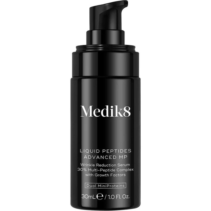 Medik8 Liquid Peptides Advanced MP 30 ml silottava peptidiseerumi tyylikkäässä mustassa pumppupullossa.