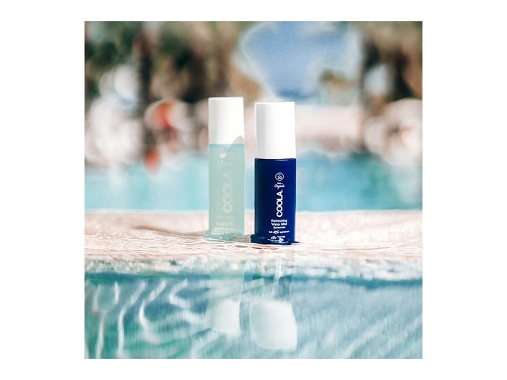 COOLA Refreshing Water Mist SPF15 50 ml kosteuttava kasvosuihke sinisissä pulloissa uima-altaan äärellä