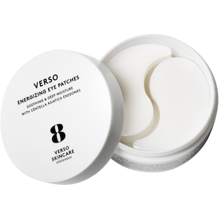 Verso Energizing Eye Patches 60 kpl rauhoittavat silmänympärysnaamiot valkoisessa purkissa, jossa on pino hydrogeelilappuja.