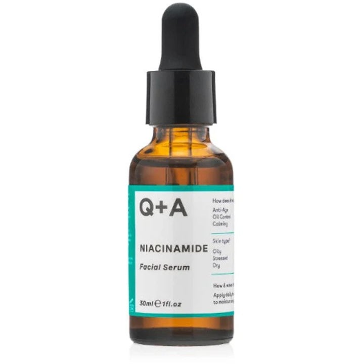 Q+A Niacinamide Facial Serum 30 ml rauhoittava kasvoseerumi ruskeassa lasipullossa, jossa on musta pipetti.