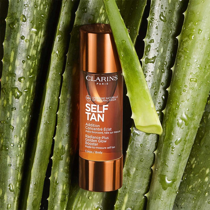 Clarins Radiance-Plus Golden Glow Booster Body 30 ml itseruskettava tiiviste pronssisessa pullossa aloe veran lehtien välissä.