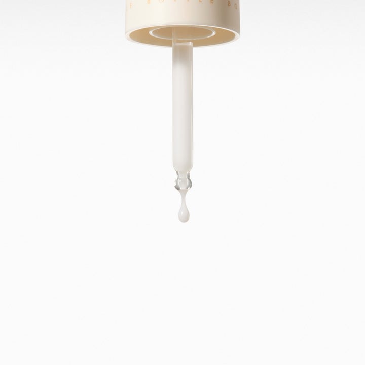 Dr. Ceuracle Vegan Niacin & Rice Ampoule 30 ml kirkastava seerumi ja pipetistä valuva maitomainen valkoinen pisara