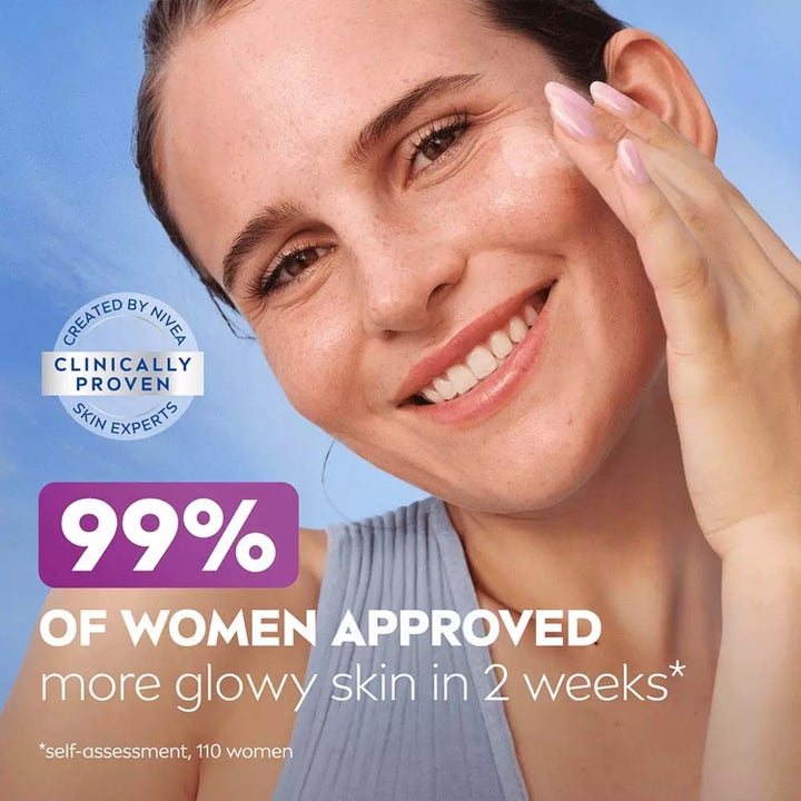 NIVEA Luminous630 Skin Glow 30 ml seerumi antaa hehkua hymyilevän naisen kasvoille aurinkoisessa säässä.