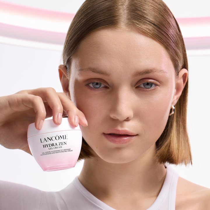 Lancôme Advanced Hydrazen Gel Cream 50 ml rauhoittava kasvovoide vaaleanpunaisessa lasipurkissa naisen pitelemänä